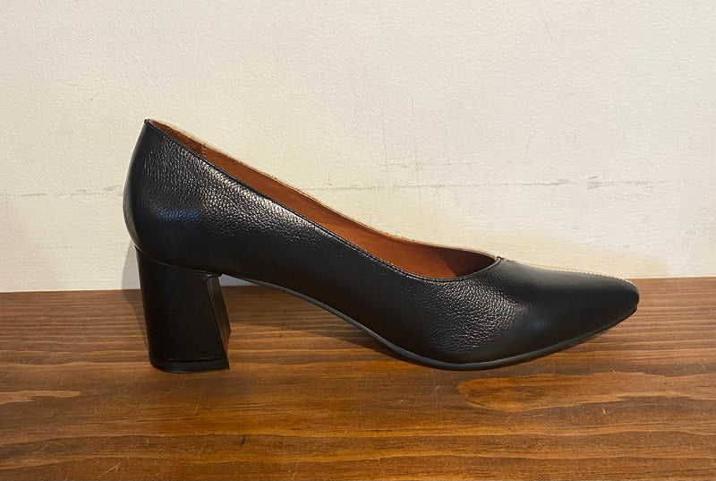 Antoinette Pump | Ivory & Black â Well Heeled