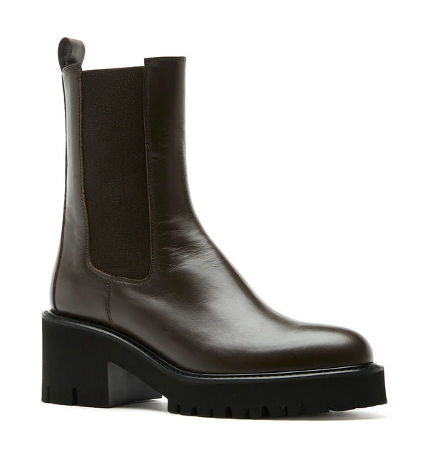 La Canadienne Tammy Chelsea Brown on white background well heeled vt