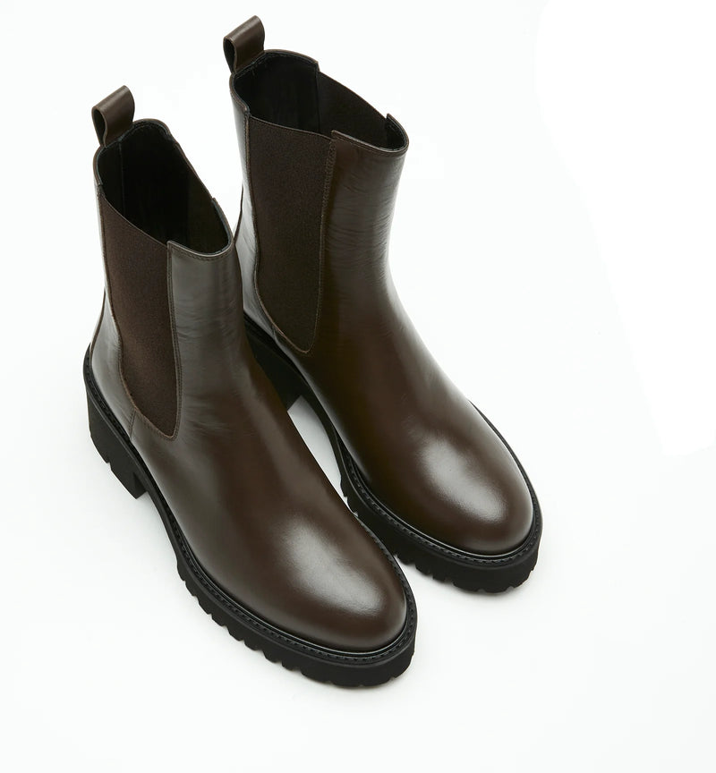 La Canadienne Tammy Chelsea Brown on white background well heeled vt