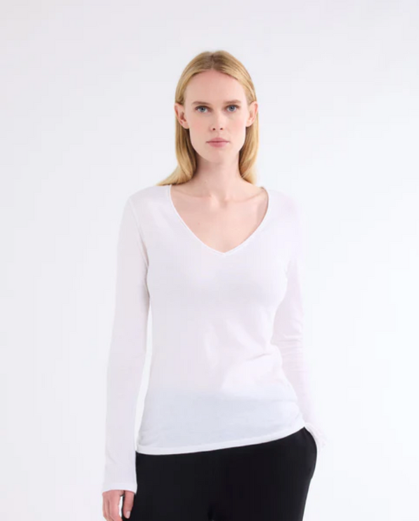 Majestic Filatures Cashmere LS V Neck Milk well heeled