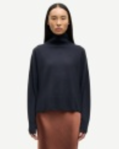 woman wearing SAMSØE SAMSØE Nola Turtleneck in navy black Salute on white background