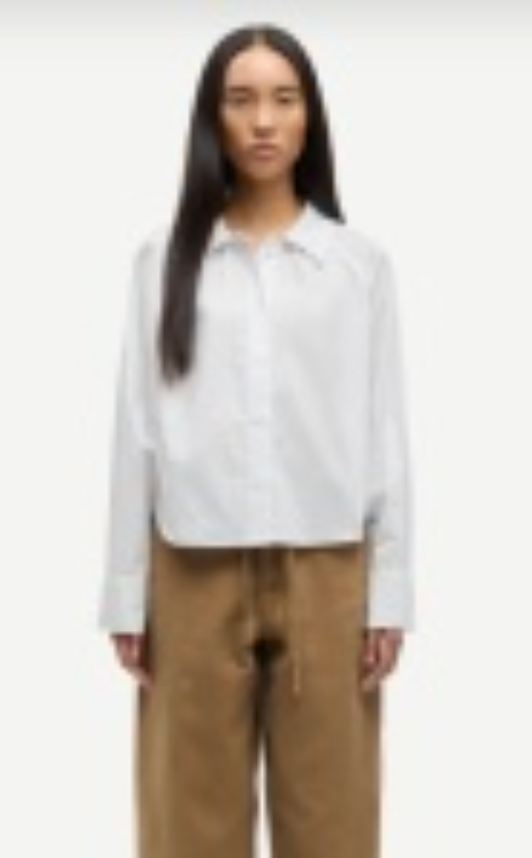 woman wearing SAMSØE SAMSØE Sakya Shirt in White well heeled boutique stowe vermont