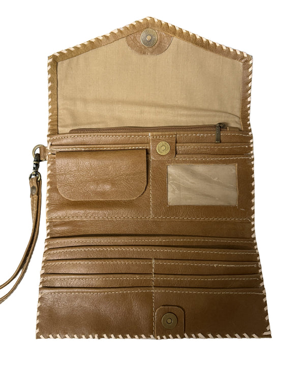 inside of Studio Caleidoscope Laura Wallet in Full Brown well heeled stowe vt