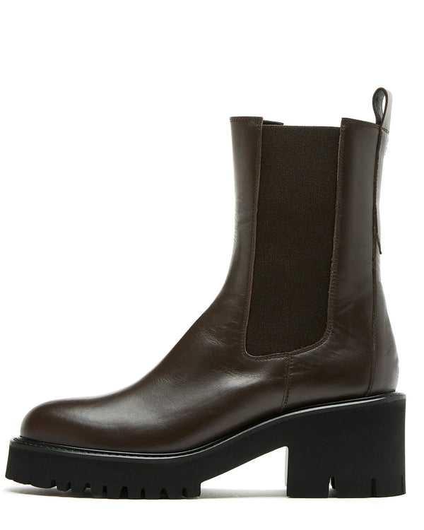 La Canadienne Tammy Chelsea Brown on white background well heeled vt