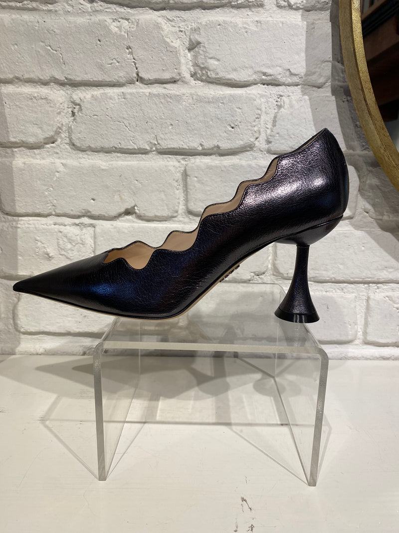 Scalloped Pump | Anthracite