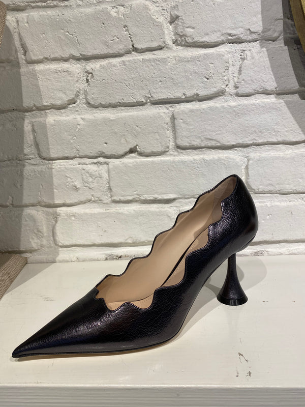 Scalloped Pump | Anthracite