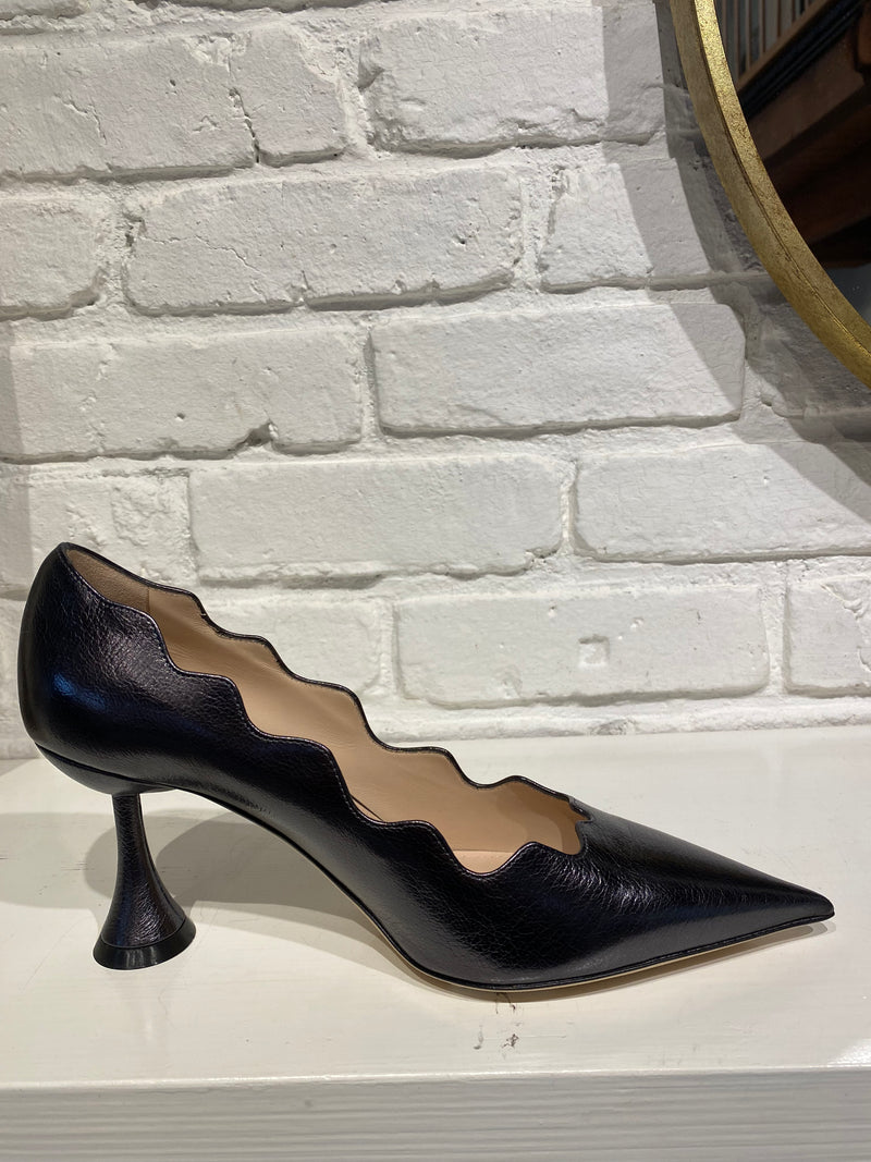 Scalloped Pump | Anthracite