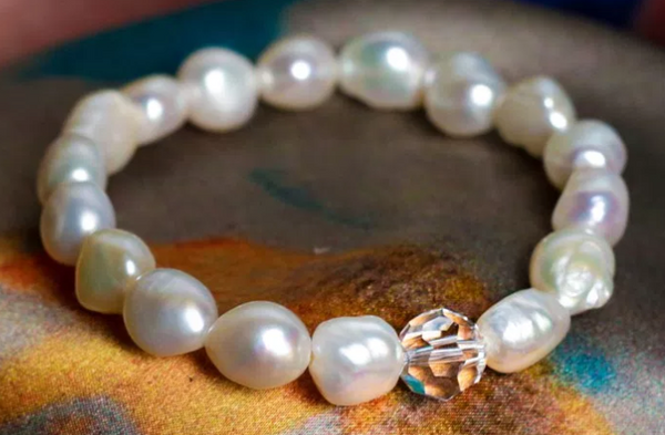Stretch Pearl Bracelet with Swarovski Crystal